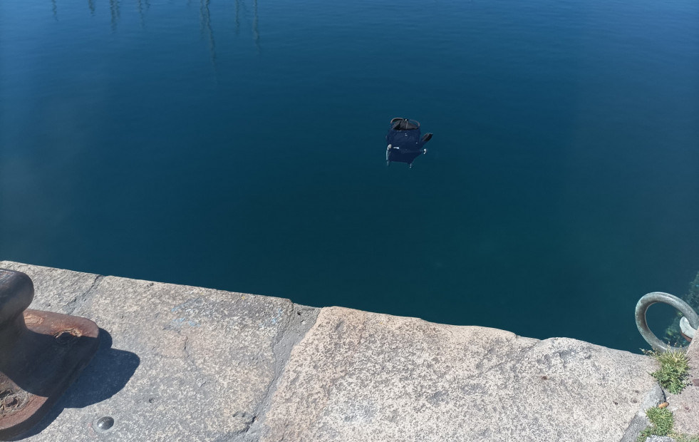 Un carrito de bebé cae al mar en O Parrote