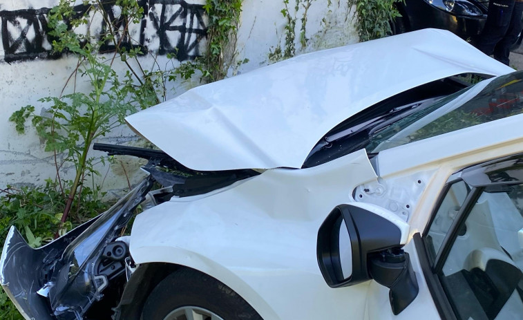 El 061 asiste a un taxista que colisionó contra un muro en Mandiá