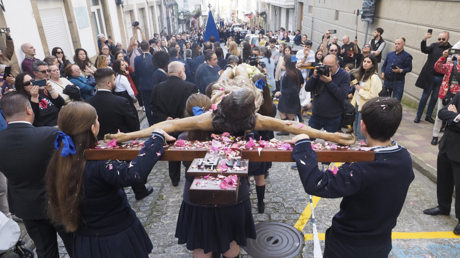 La imagen de Cristo Rey protagoniza este martes el primer traslado de la Semana Santa de Ferrol