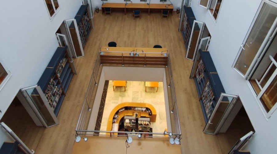 Una selección de textos del curso de escritura creativa de Lucía Jares se exhibe en la biblioteca municipal de Ferrol