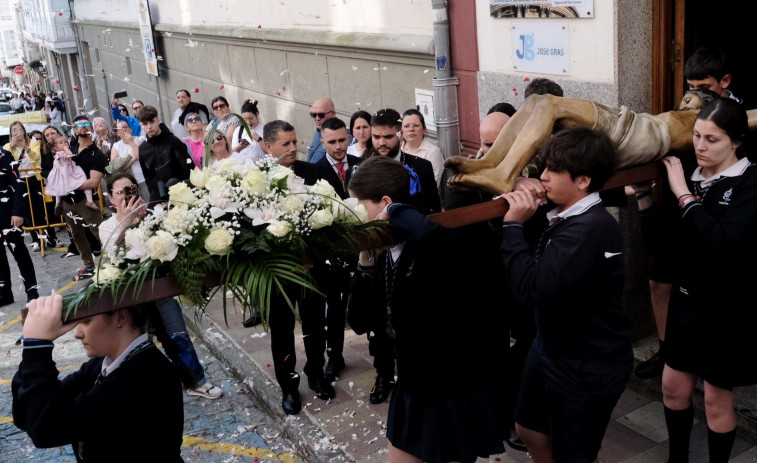 El primer traslado llena las calles de un público ansioso por ver las procesiones de Ferrol