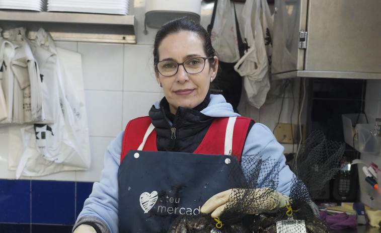 La caballa más jugosa del año y el bacalao reinan en la pescadería de Ferrol en víspera de los festivos