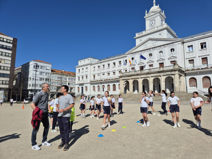Espacios públicos de la ciudad se llenaron de escolares para celebrar el Día da Educación Física en la Calle