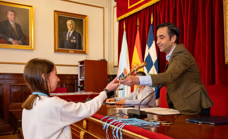 El alcalde cedió el bastón de mando por un día a una alumna del Cruceiro de Canido