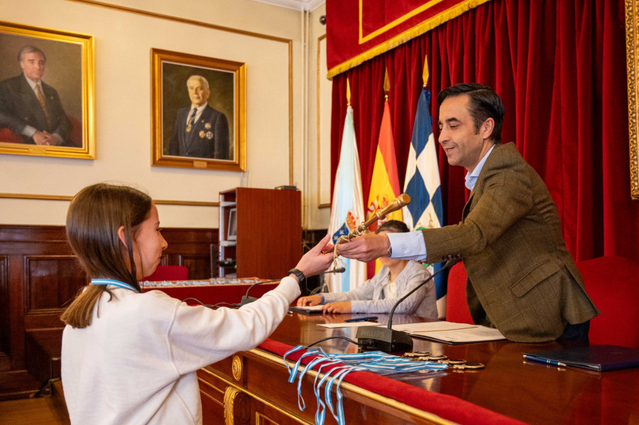 El alcalde cedió el bastón de mando por un día a una alumna del Cruceiro de Canido