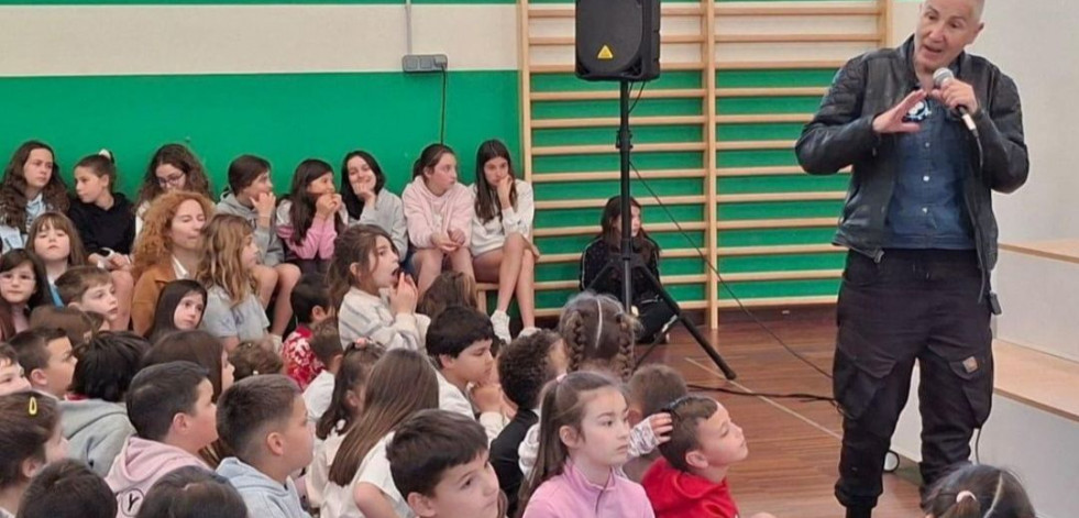Mercedes Peón compartió con el alumnado del CPI Atios valdoviñés su música e inspiración