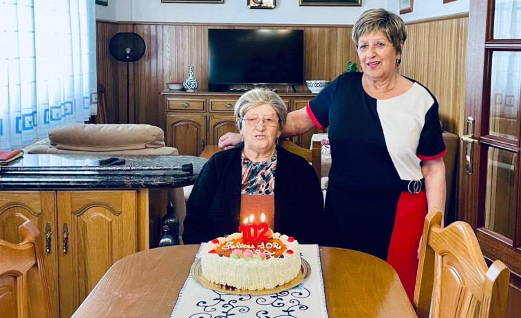 Mañón felicita a su centenaria vecina Rosa Martínez, que cumple 102
