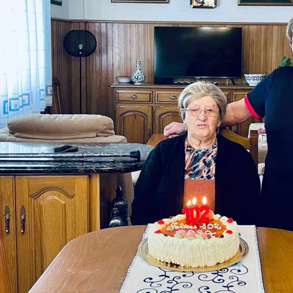 Mañón felicita a su centenaria vecina Rosa Martínez, que cumple 102