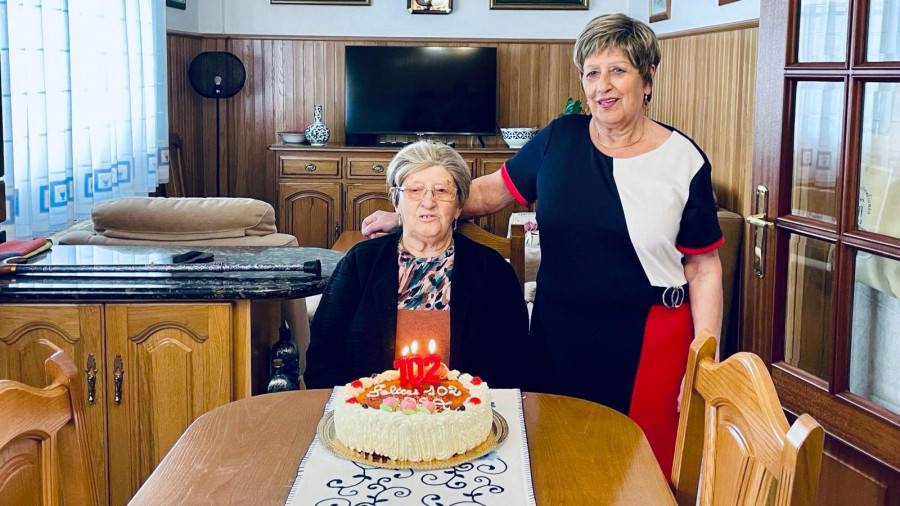 Mañón felicita a su centenaria vecina Rosa Martínez, que cumple 102