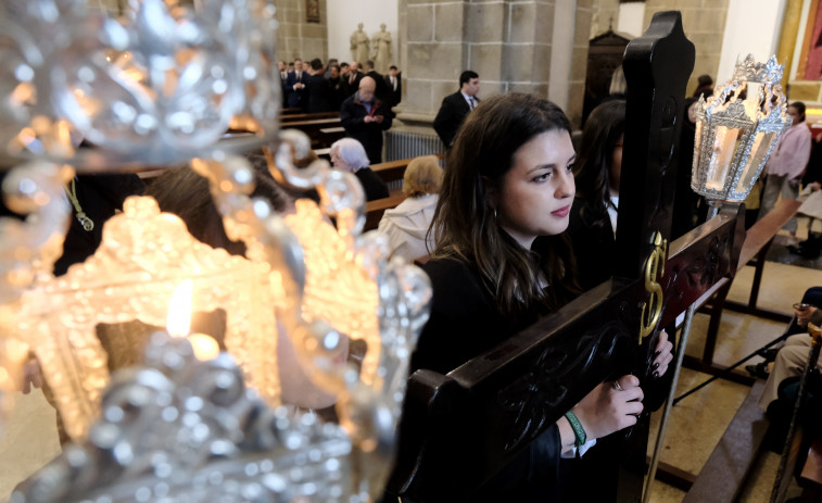 La Semana Santa comienza en Ferrol con el regreso de la Virgen Dolores a su casa: las mejores imágenes del traslado desde San Julián