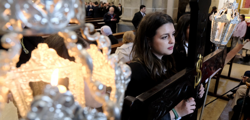 La Semana Santa comienza en Ferrol con el regreso de la Virgen Dolores a su casa: las mejores imágenes del traslado desde San Julián