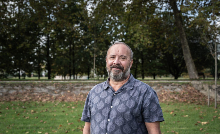 Xesús Constela celebra vinte anos de literatura en galego con “Doce voz de Megafonía”