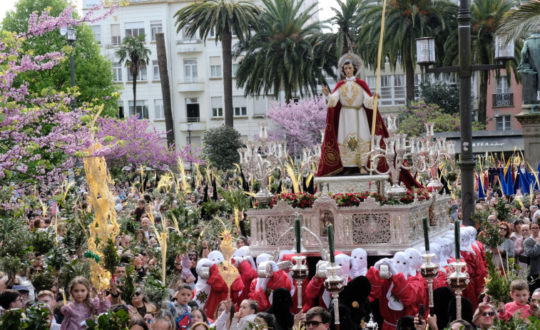 Miles de personas abarrotan Ferrol en el arranque de la Semana Santa
