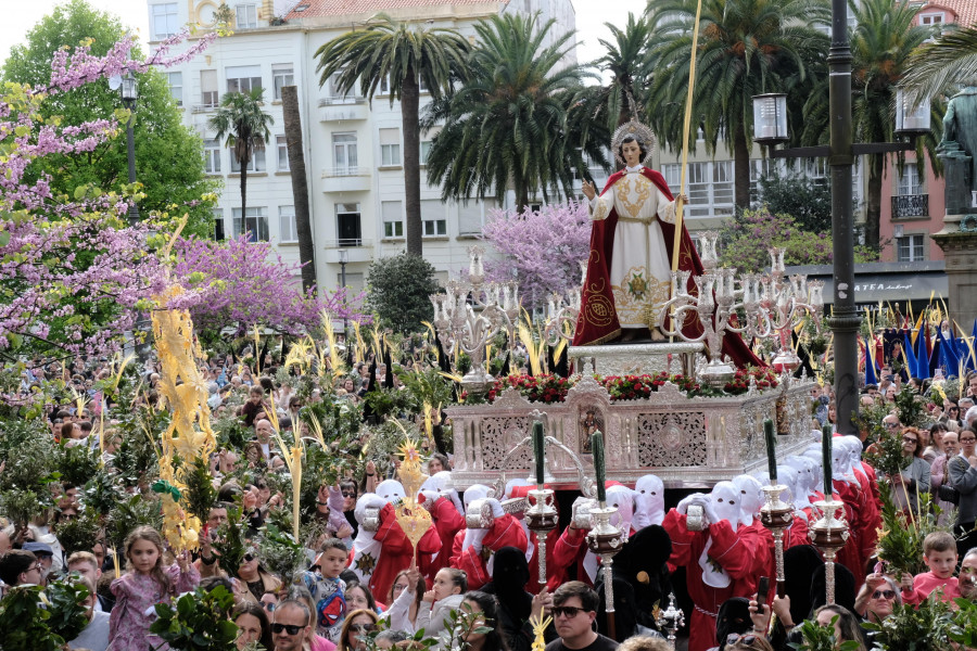 Miles de personas abarrotan Ferrol en el arranque de la Semana Santa