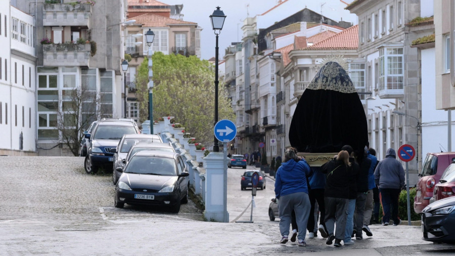 Dos procesiones desafiando la lluvia y el acto de subida de la Cautiva a su paso en la agenda cofrade de Ferrol