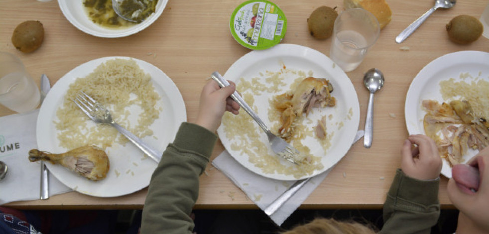 El Gobierno prohíbe por ley servir bebidas azucaradas y bollería en los comedores escolares