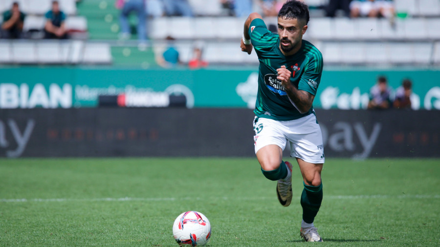 Álvaro Sanz, mediocentro del Racing de Ferrol: "No puedo pensar en el año que viene"