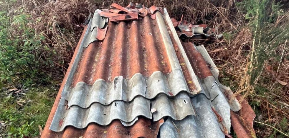 San Sadurniño denuncia ante la Guardia Civil un depósito ilegal de uralitas en una pista forestal