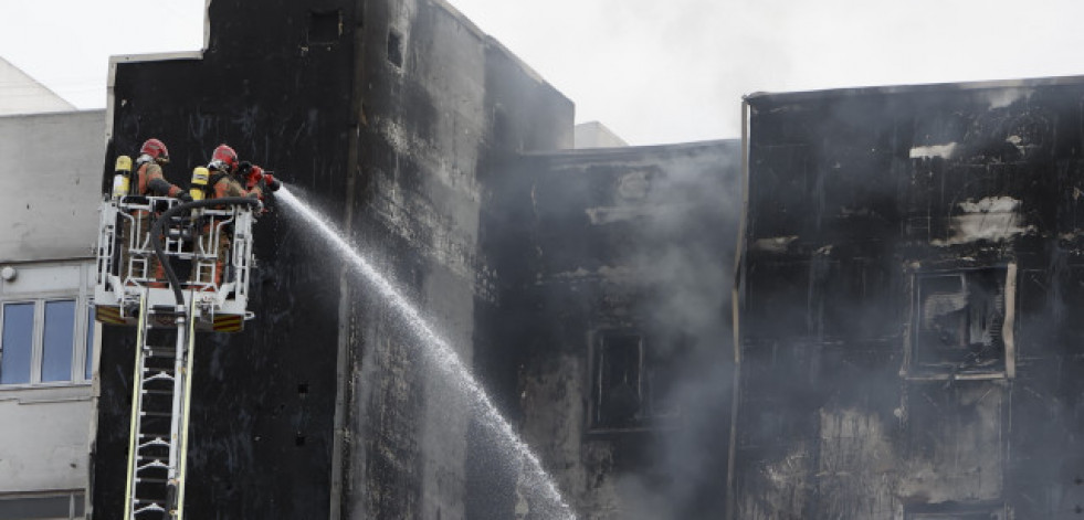 Controlado el incendio que ha calcinado un edificio en Castellón, con tres atendidos por humo