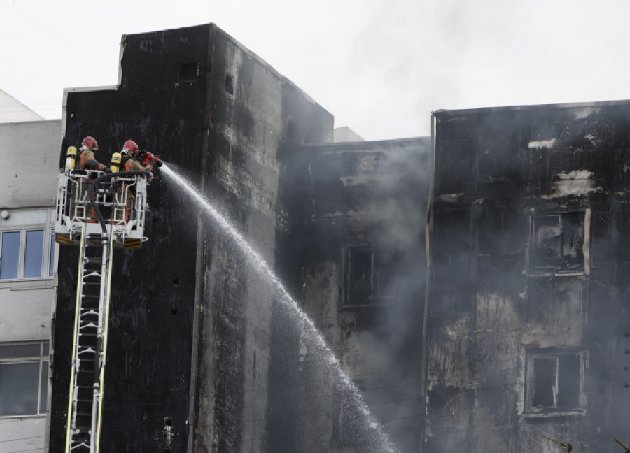 Controlado el incendio que ha calcinado un edificio en Castellón, con tres atendidos por humo