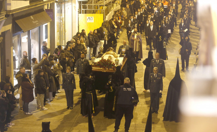 Miércoles Santo 2025: procesión de la Penitencia de la Cofradía de Dolores en Ferrol