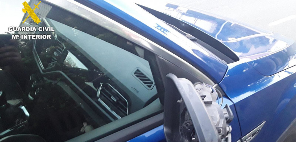 Un vecino de Oleiros confiesa que rompió los espejos de diez coches con su muleta
