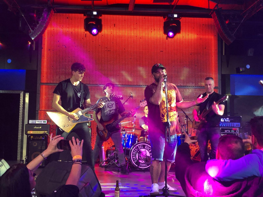 Los temas de Marea y Platero y Tú suenan en O Bar Queiro