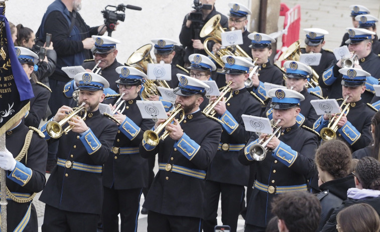 Hieren a un músico en una procesión de Ferrol al cruzar por el medio de la banda