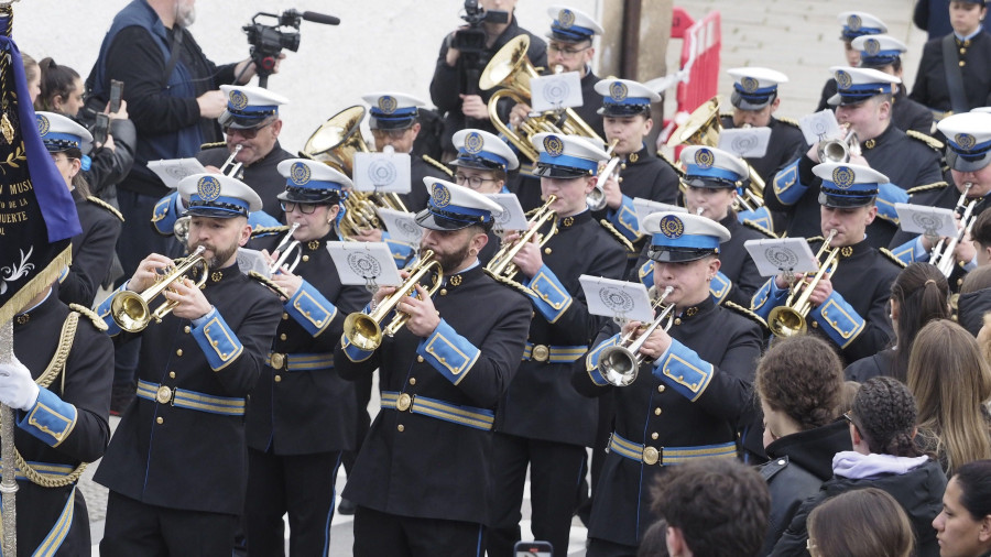Hieren a un músico en una procesión de Ferrol al cruzar por el medio de la banda