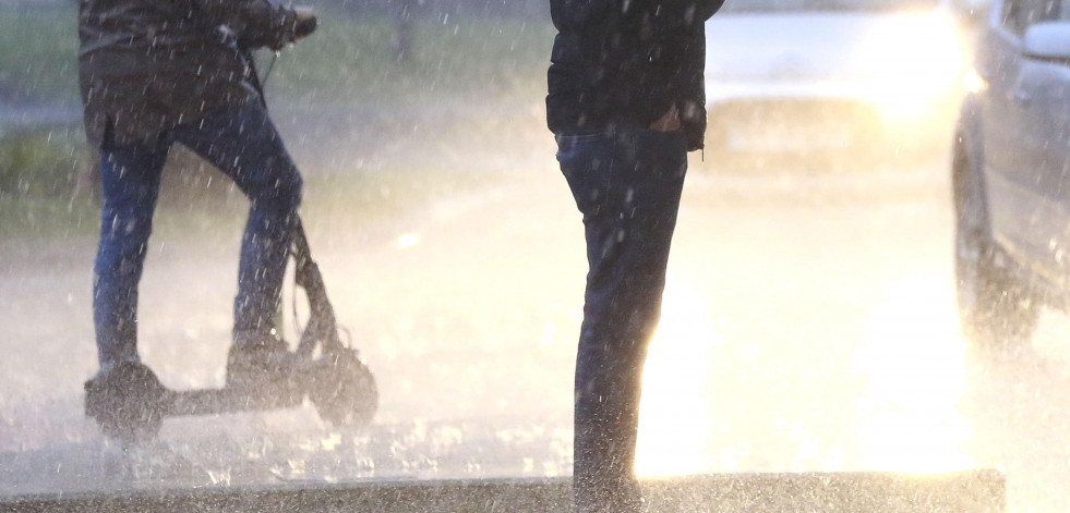 Alerta naranja y amarilla en A Coruña y Pontevedra por lluvias, viento y oleaje