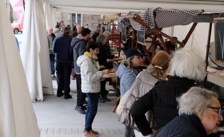 La Festa do Marisco de la cofradía de Ferrol coge velocidad de crucero en sus días grandes