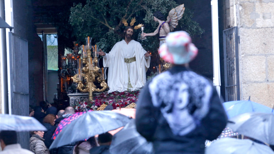 La lluvia frustra las tres procesiones previstas en Ferrol y amenaza las del Viernes Santo