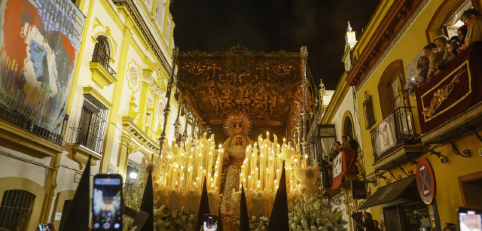 Sevilla recupera la Madrugá arrebatada por la lluvia en 2024 pero con la explosión de dos arquetas eléctricas