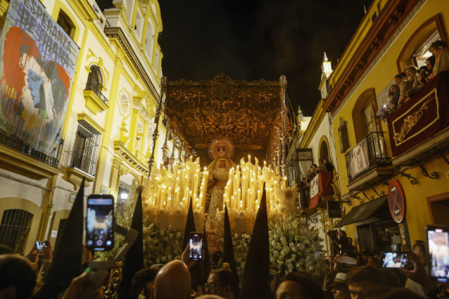Sevilla recupera la Madrugá arrebatada por la lluvia en 2024 pero con la explosión de dos arquetas eléctricas