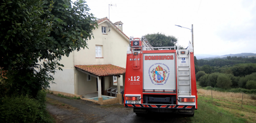Una mujer hospitalizada y varios heridos en Sada tras arder su vivienda