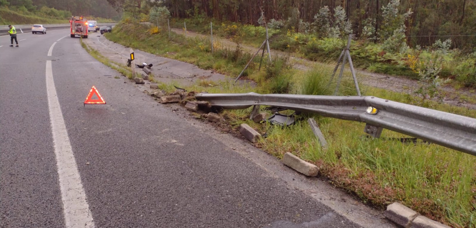 Un accidente en Rianxo rompe el bordillo de la carretera y provoca daños en varios coches