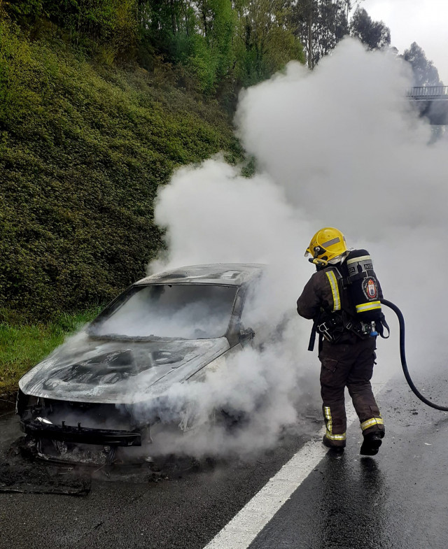 CocheincendiadoenSantiagoConsorcioProvincialContraincendioseSalvamentoACorua