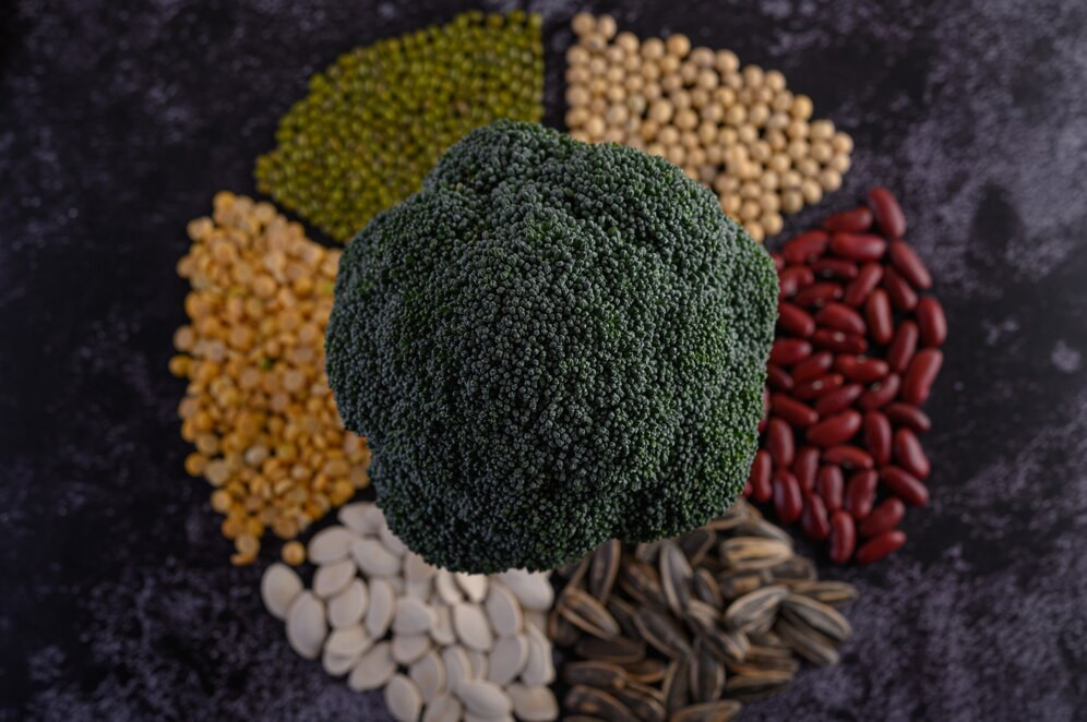 Legumbres brocoli sobre superficie piso cemento negro 1150 20083