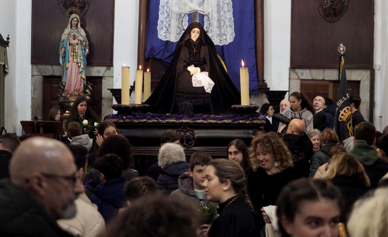 Las flores de la Pasión se convierten en sostén para los vulnerables en un Sábado Santo sin procesión en Ferrol