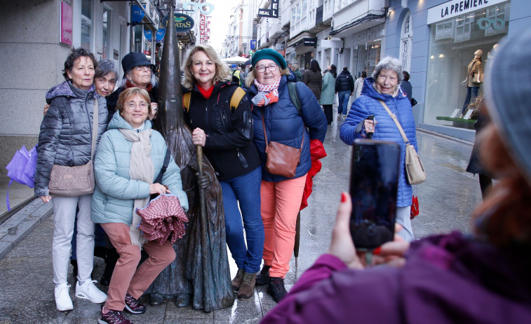 “Capuchoncito” cumple diez años siendo la escultura más popular de las calles de Ferrol