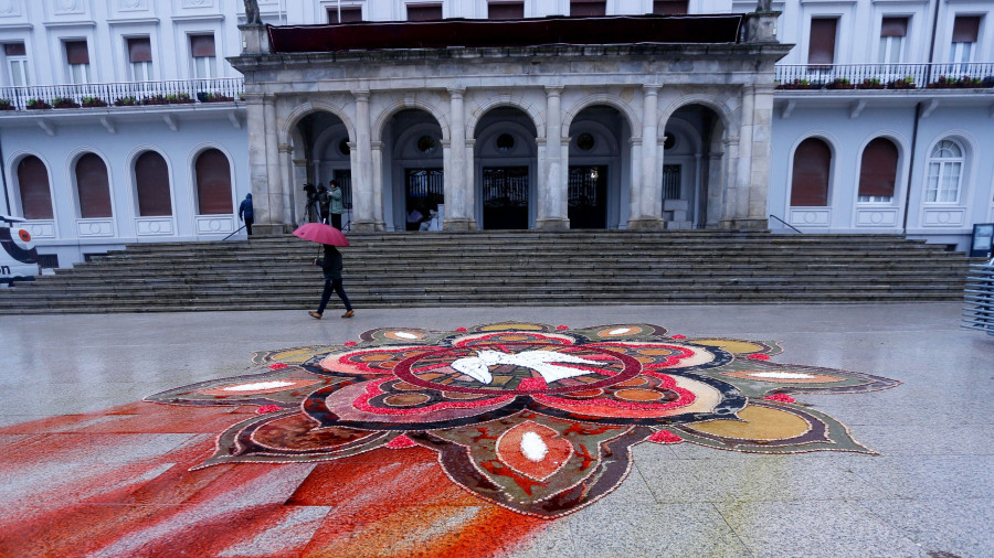 Sin palios, pero con iglesias: la lluvia “destiñe” el adiós de la Semana Santa de Ferrol