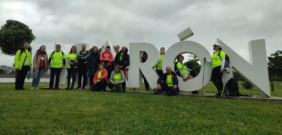 Peregrinos del Camino del Mar sellan sus credenciales en el kilómetro 100 de Xuvia