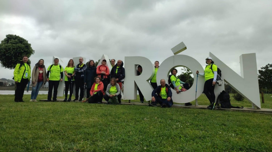 Peregrinos del Camino del Mar sellan sus credenciales en el kilómetro 100 de Xuvia