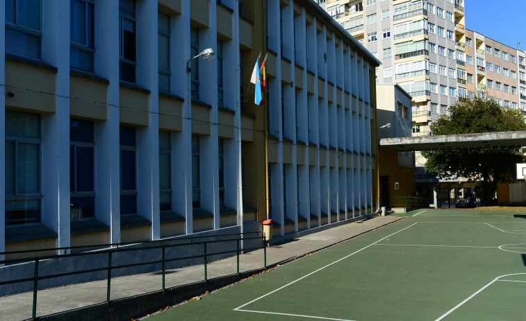 Concentración en el CEIP Cruceiro de Canido reclamando que se reabra la segunda línea de Infantil