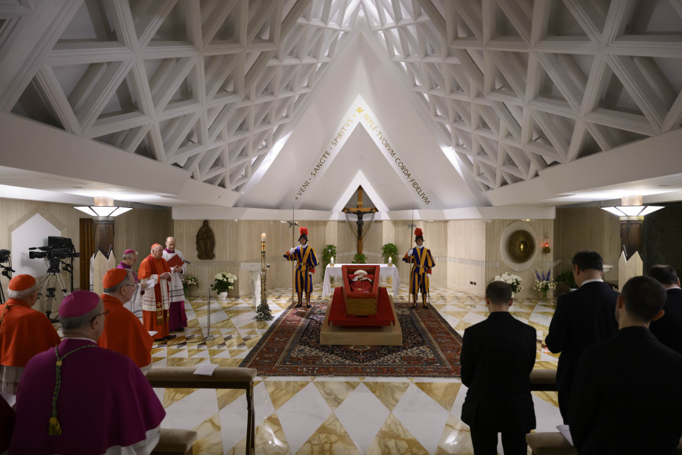CIUDAD DEL VATICANO, 22/04/2025.- El Vaticano difundió este martes las primeras imágenes del papa Francisco, fallecido este lunes a los 88 años, en el féretro de madera en la capilla de la que fue