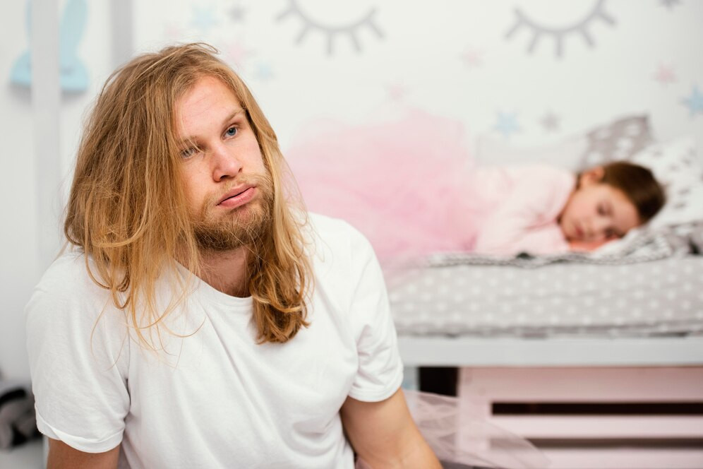Padre agotado junto su hija dormida casa 23 2148853978