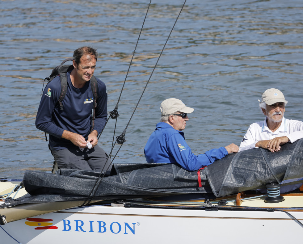 El rey emérito Juan Carlos I (c), a bordo del 'Bribón' en Sanxenxo