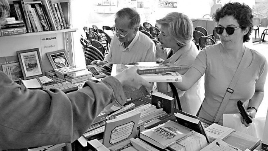 Hace 20 años | Ferrol se queda por primera vez sin feria del libro, la única ciudad de Galicia sin evento