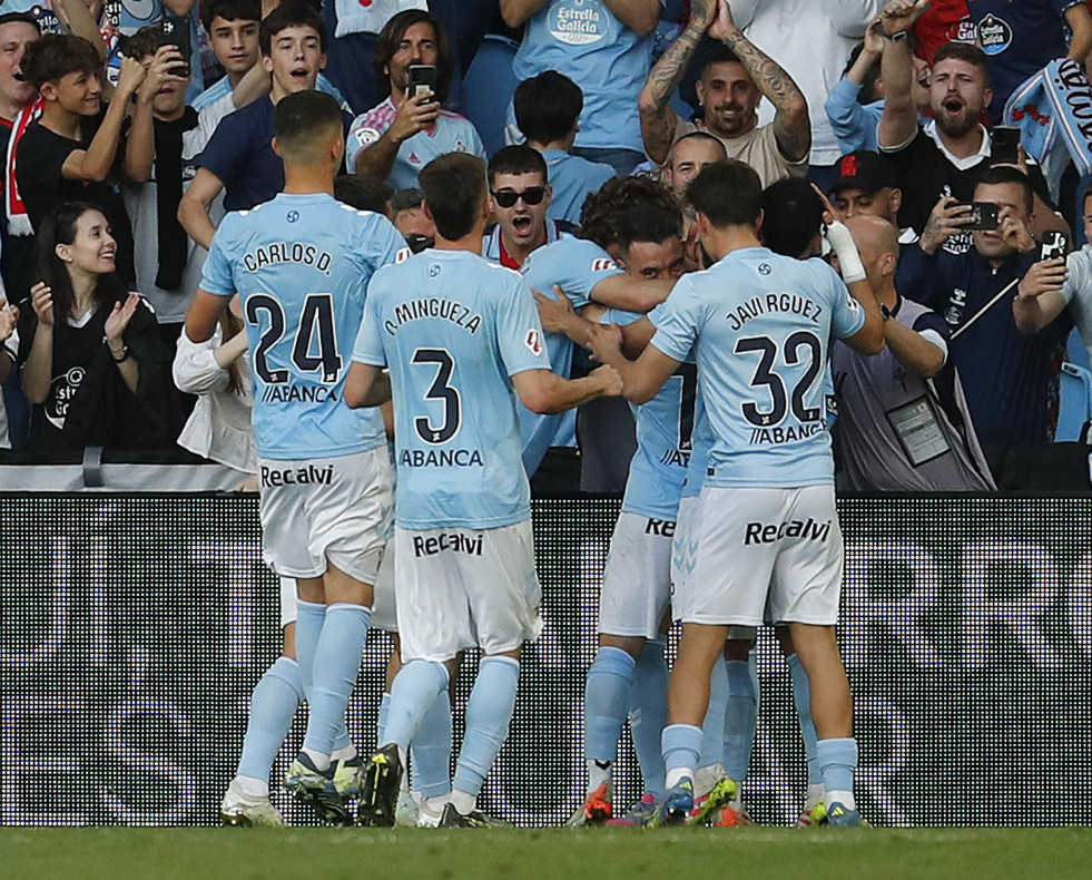 Los jugadores del Celta de Vigo celebran el gol de Iago Aspas