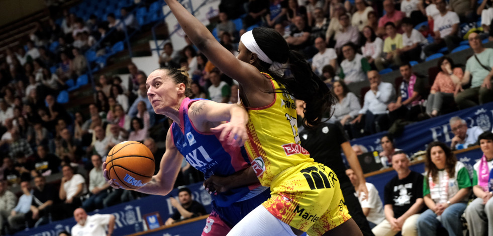 Primer partido de playoff entre el Baxi Ferrol y el Spar Girona en A Malata: las mejores imágenes